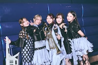 笑顔でポーズを決めるCiON。（撮影：ヨシモリユウナ）