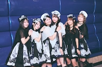 笑顔でポーズを決めるfishbowl。（撮影：ヨシモリユウナ）