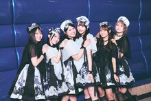 笑顔でポーズを決めるfishbowl。（撮影：ヨシモリユウナ）