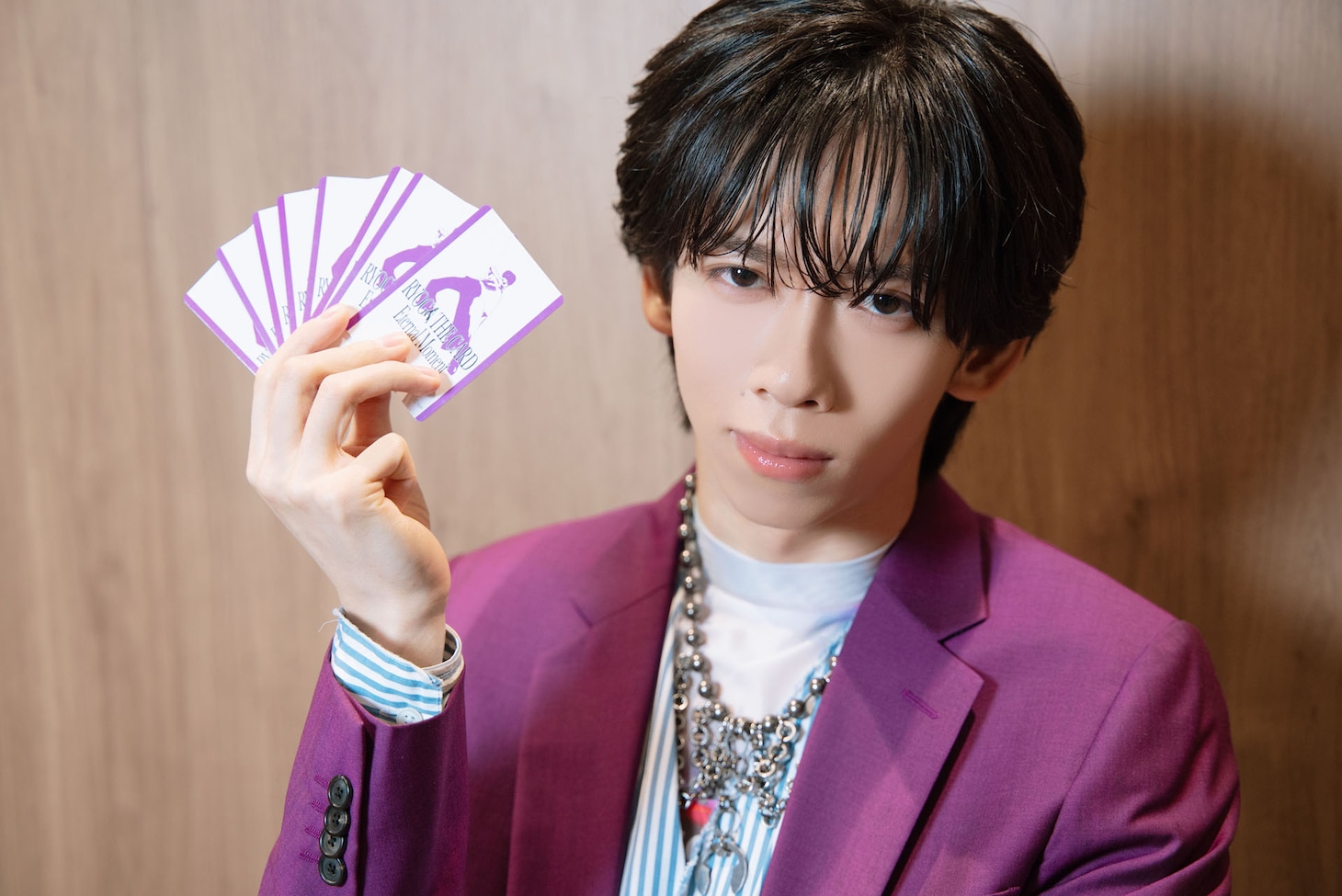 「RYOGA THE CARD」を手にするリョウガ（超特急）。
