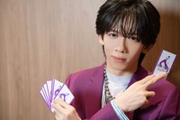 「RYOGA THE CARD」を手にするリョウガ（超特急）。