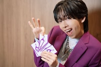 カードを1枚引き抜くリョウガ（超特急）。