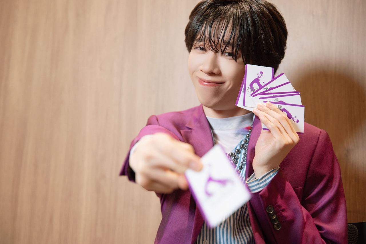 カードをこちらに差し出すリョウガ（超特急）。 [画像ギャラリー 11/23