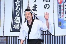 のれんをくぐって大将スタイルで登場した二宮和也。