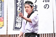 「こだわり酒場」に最後の仕上げをしようとする二宮和也。