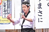 「こだわり酒場」をタンブラーでかき混ぜる前の二宮和也。