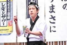 「こだわり酒場」をタンブラーでかき混ぜる直前に一瞬真顔になる二宮和也。