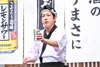 「こだわり酒場」をタンブラーでかき混ぜたあとの二宮和也。