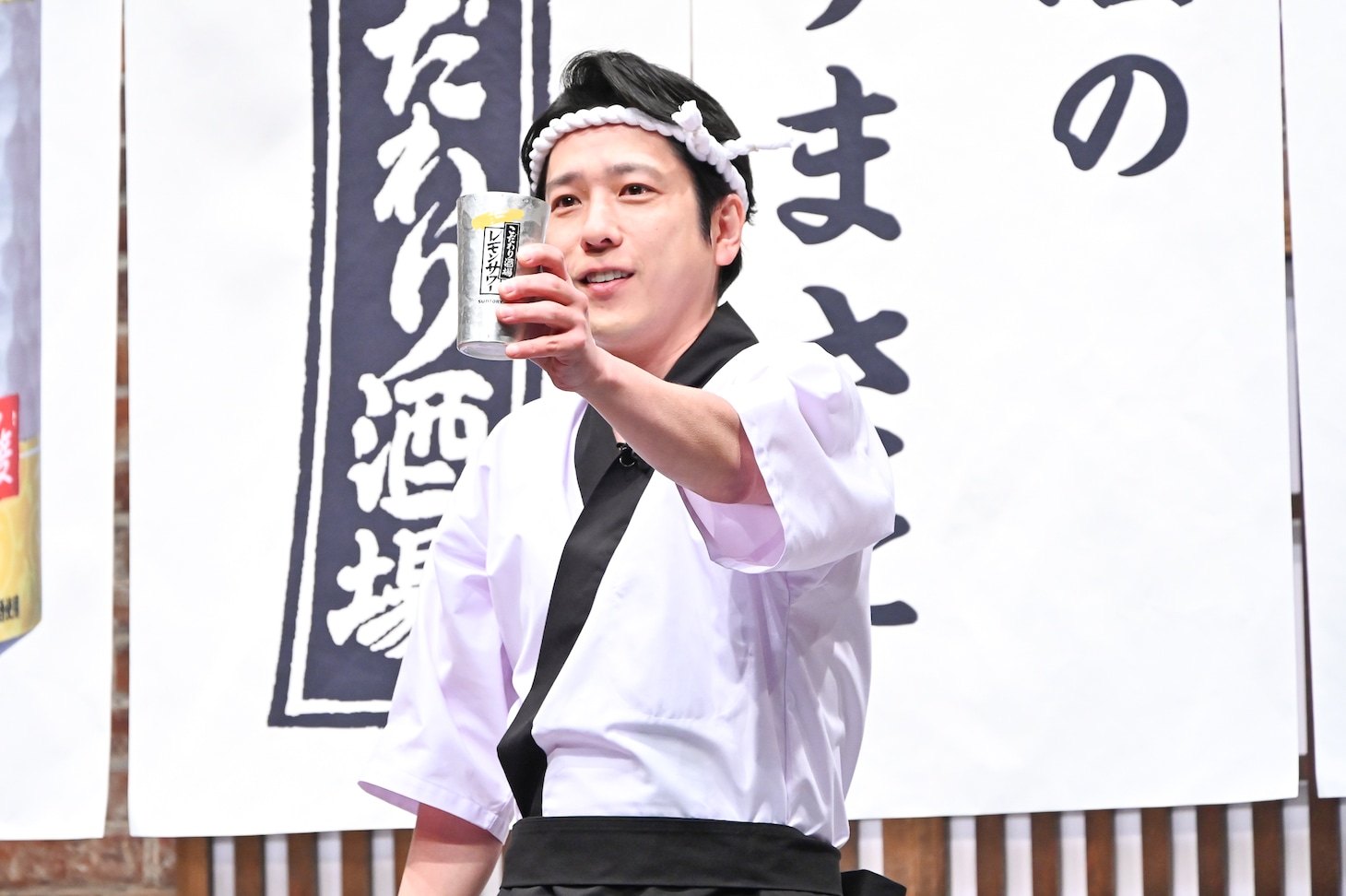 完成した「こだわり酒場」をカメラマンに見せつける二宮和也。