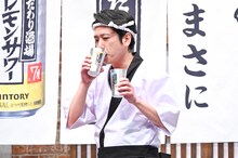 午前中から「こだわり酒場」を味わう二宮和也。