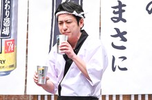 「こだわり酒場」のうまさを噛み締める二宮和也。