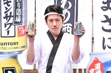 大将になりきってカメラマンを睨む二宮和也。