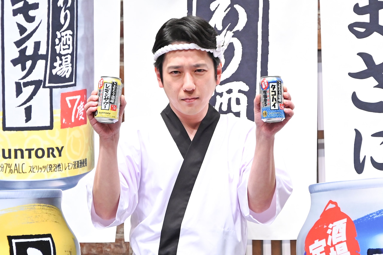 大将になりきってカメラマンを睨む二宮和也。