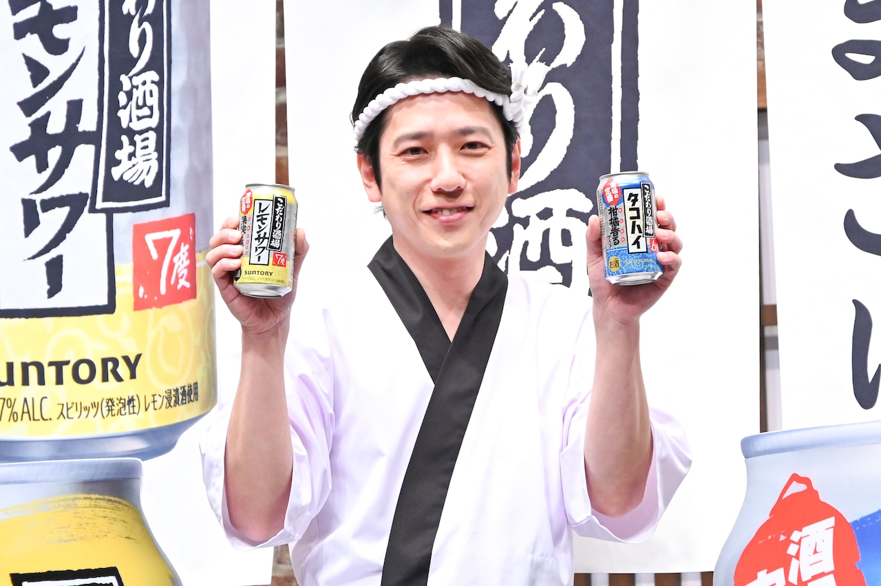 「こだわり酒場」を手に笑顔の二宮和也。