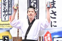 「こだわり酒場」を両手にご機嫌の二宮和也。