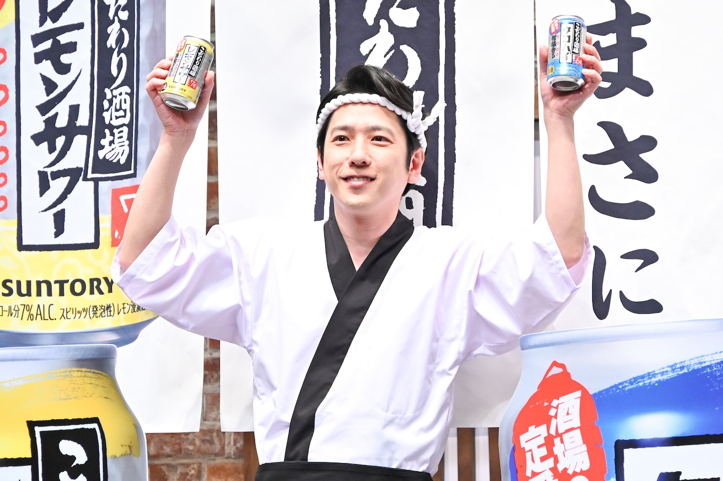 「こだわり酒場」を両手にご機嫌の二宮和也。