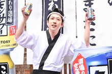 「こだわり酒場」を持ってムービーカメラにアピールする二宮和也。