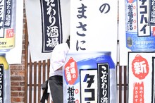 「こだわり酒場」新CM発表会を終えてのれんをくぐる二宮和也。