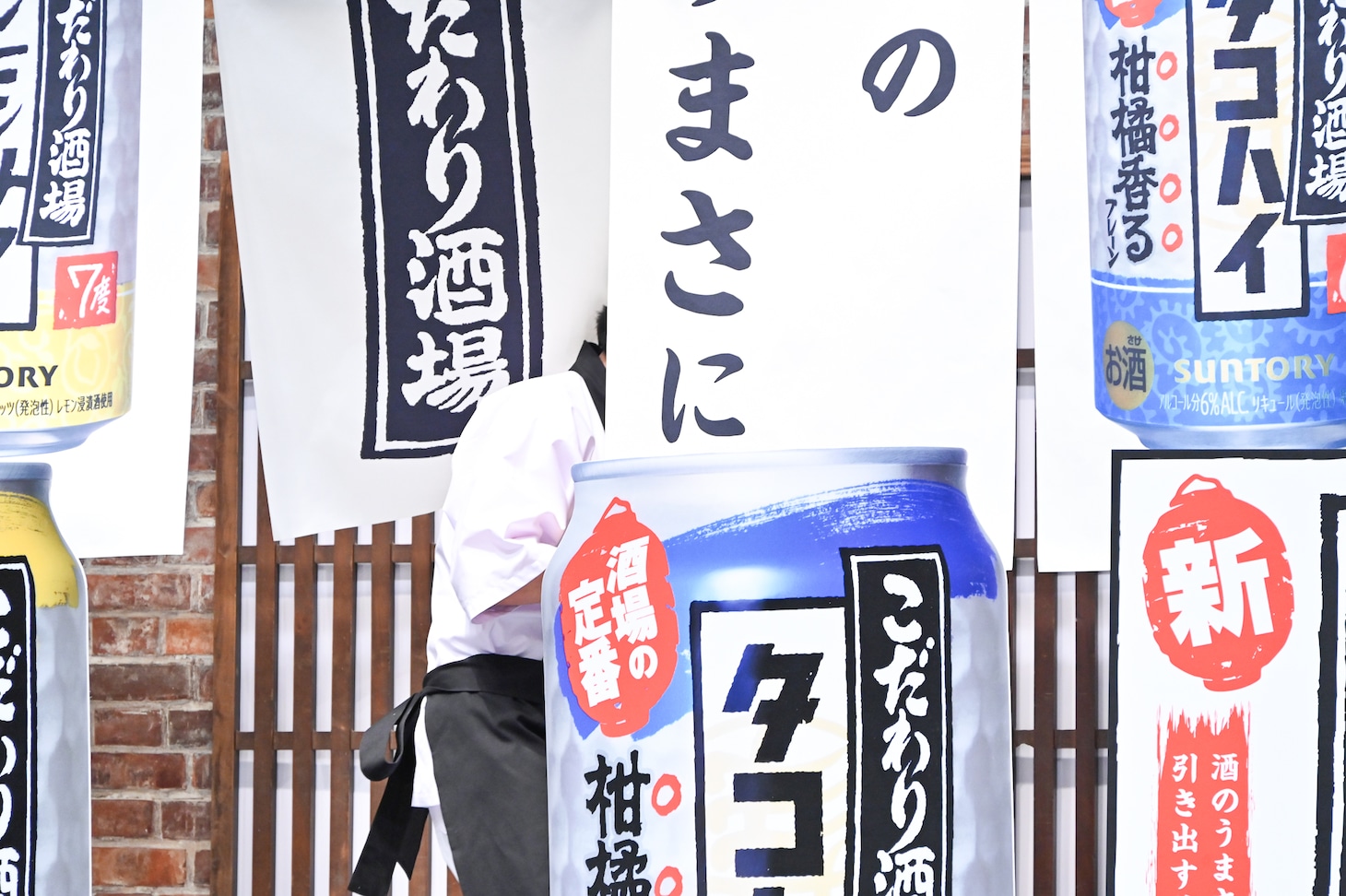 「こだわり酒場」新CM発表会を終えてのれんをくぐる二宮和也。