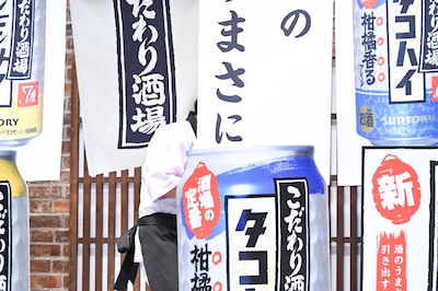 「こだわり酒場」新CM発表会を終えてのれんをくぐる二宮和也。