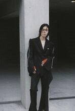 「MIKAGE SHIN」26AWコレクションのルックモデルに起用された松田歩（離婚伝説）。