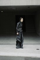 「MIKAGE SHIN」26AWコレクションのルックモデルに起用された松田歩（離婚伝説）。