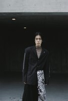 「MIKAGE SHIN」26AWコレクションのルックモデルに起用された松田歩（離婚伝説）。