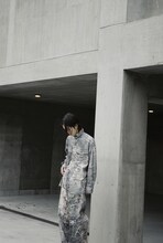 「MIKAGE SHIN」26AWコレクションのルックモデルに起用された松田歩（離婚伝説）。