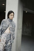 「MIKAGE SHIN」26AWコレクションのルックモデルに起用された松田歩（離婚伝説）。