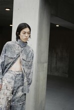 「MIKAGE SHIN」26AWコレクションのルックモデルに起用された松田歩（離婚伝説）。