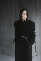 「MIKAGE SHIN」26AWコレクションのルックモデルに起用された松田歩（離婚伝説）。