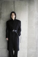 「MIKAGE SHIN」26AWコレクションのルックモデルに起用された松田歩（離婚伝説）。