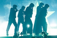 STARGLOW「Moonchaser」パフォーマンスの様子。（撮影：川島伸一、幸田昌之）