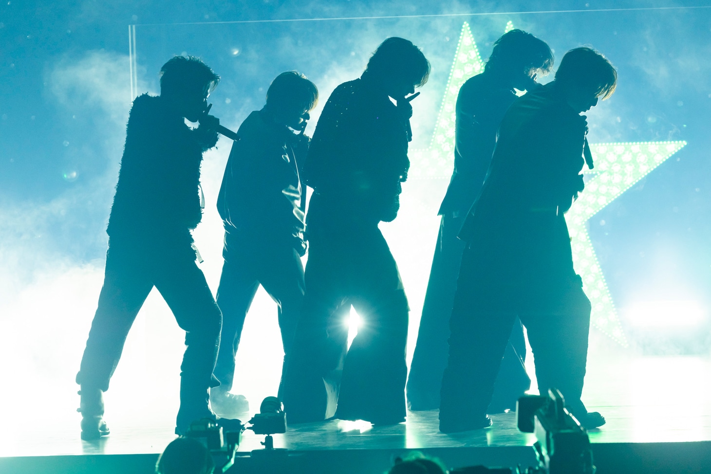 STARGLOW「Moonchaser」パフォーマンスの様子。（撮影：川島伸一、幸田昌之）