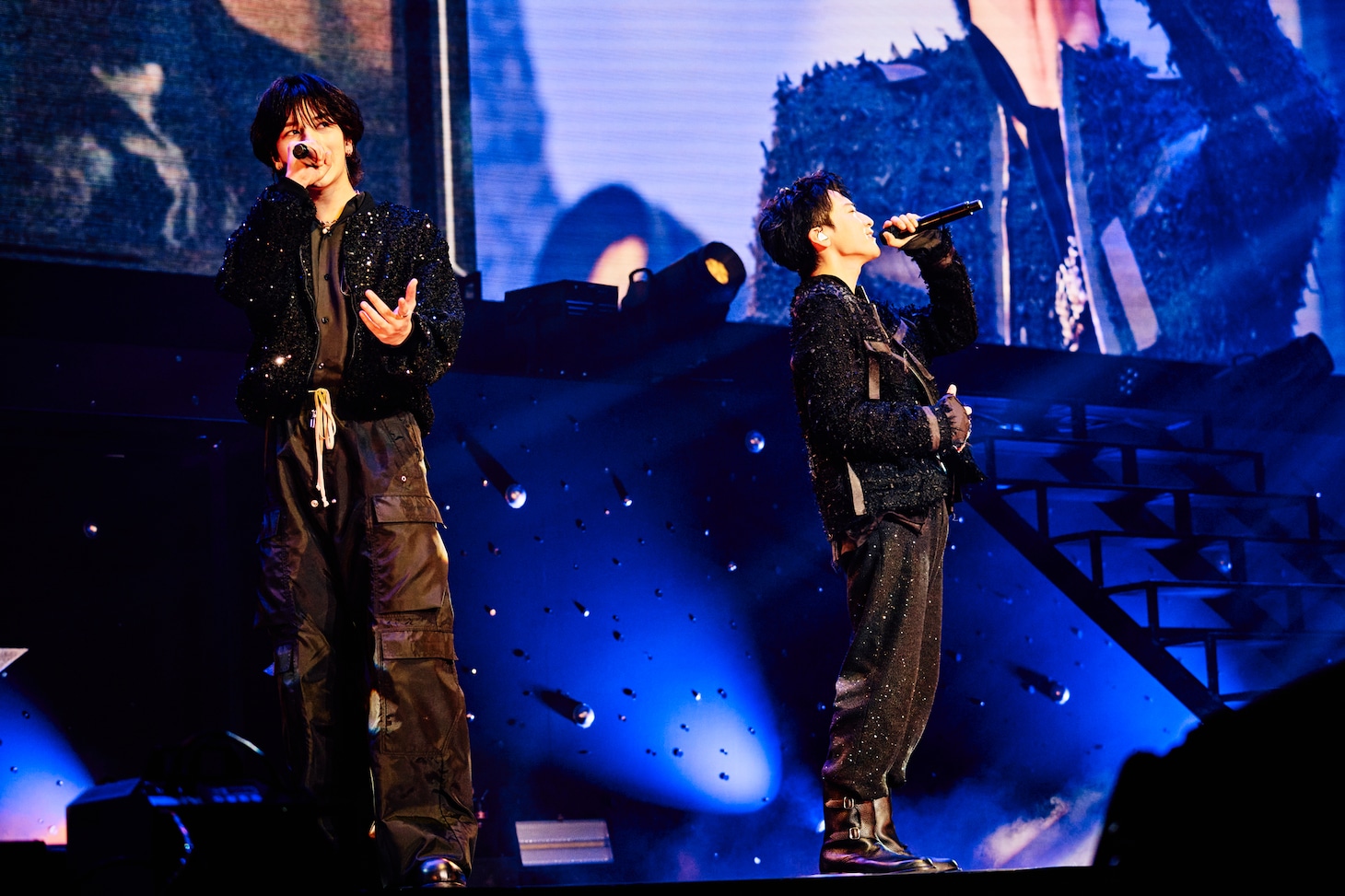 藤井風「優しさ」を歌唱するKANONとADAM。（撮影：川島伸一、幸田昌之）