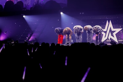 深々とお辞儀をするSTARGLOW。（撮影：川島伸一、幸田昌之）