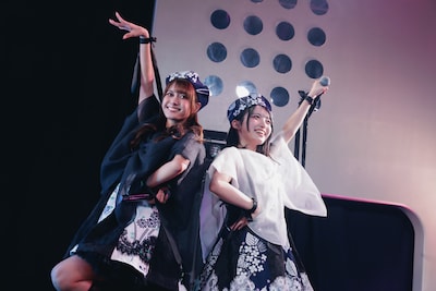 左から、fishbowlの齋藤ザーラチャヒヨニ、吉田柚佳。（撮影：ヨシモリユウナ）