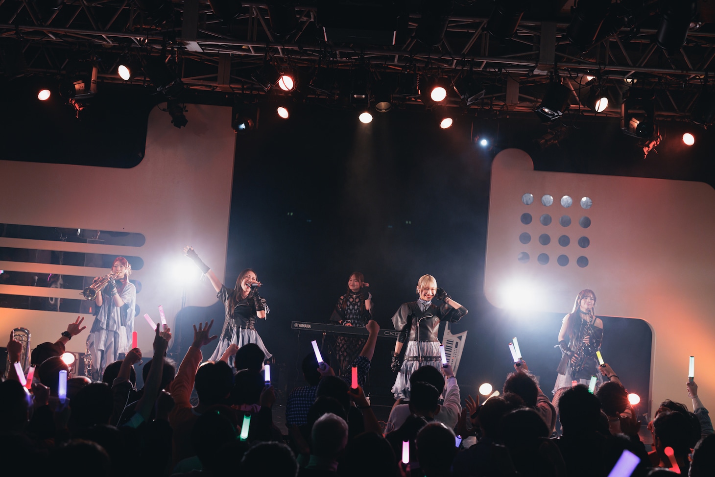 コール＆レスポンスを繰り広げるCiON。（撮影：ヨシモリユウナ）