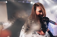 パワフルな愛佳（Vo / CiON）。（撮影：ヨシモリユウナ）