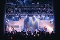 「ライブナタリー “CiON × fishbowl”」CiONのステージの様子。（撮影：ヨシモリユウナ）