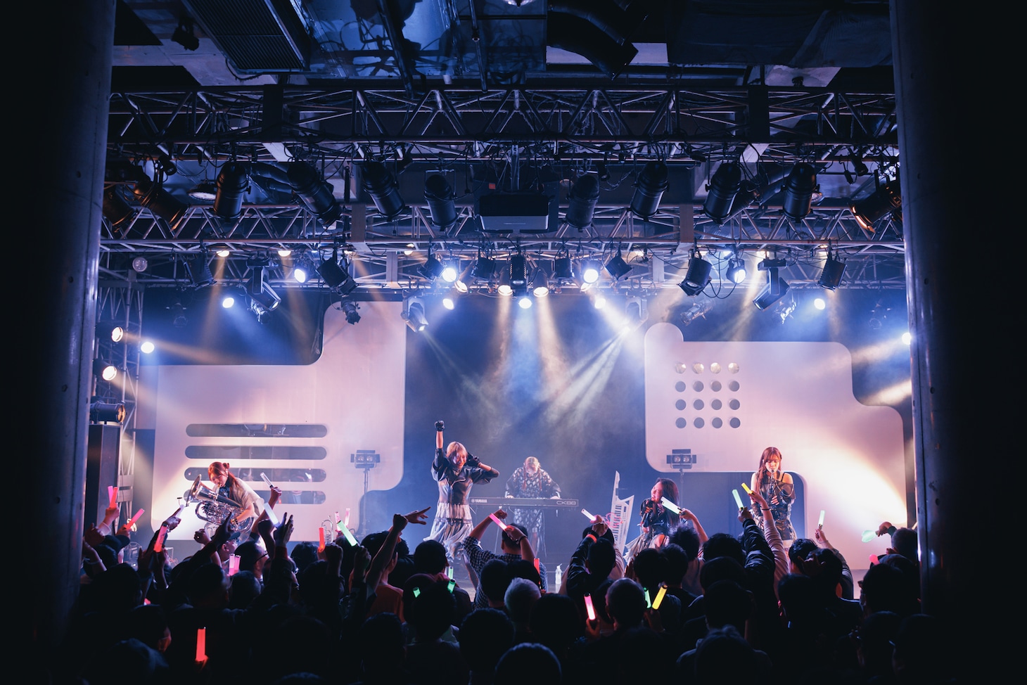 「ライブナタリー “CiON × fishbowl”」CiONのステージの様子。（撮影：ヨシモリユウナ）