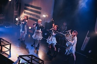 シャウトを炸裂させる愛佳（Vo / CiON）。（撮影：ヨシモリユウナ）