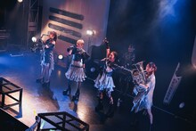 シャウトを炸裂させる愛佳（Vo / CiON）。（撮影：ヨシモリユウナ）