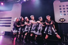 「四季」でくっつくfishbowl（撮影：ヨシモリユウナ）