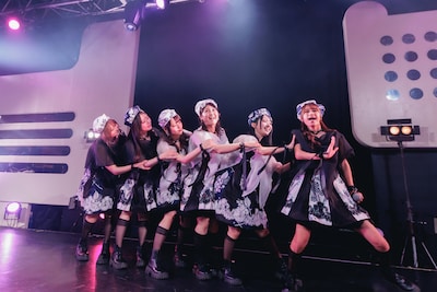 「四季」でくっつくfishbowl（撮影：ヨシモリユウナ）