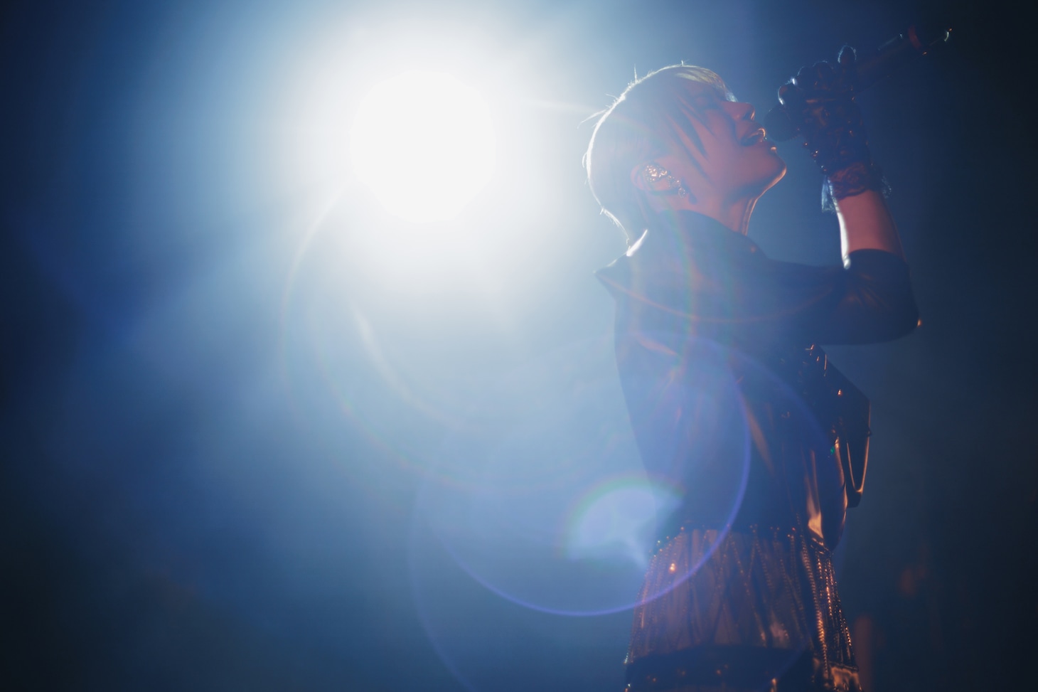 「もしも」を歌う栞音（Vo / CiON）。（撮影：ヨシモリユウナ）