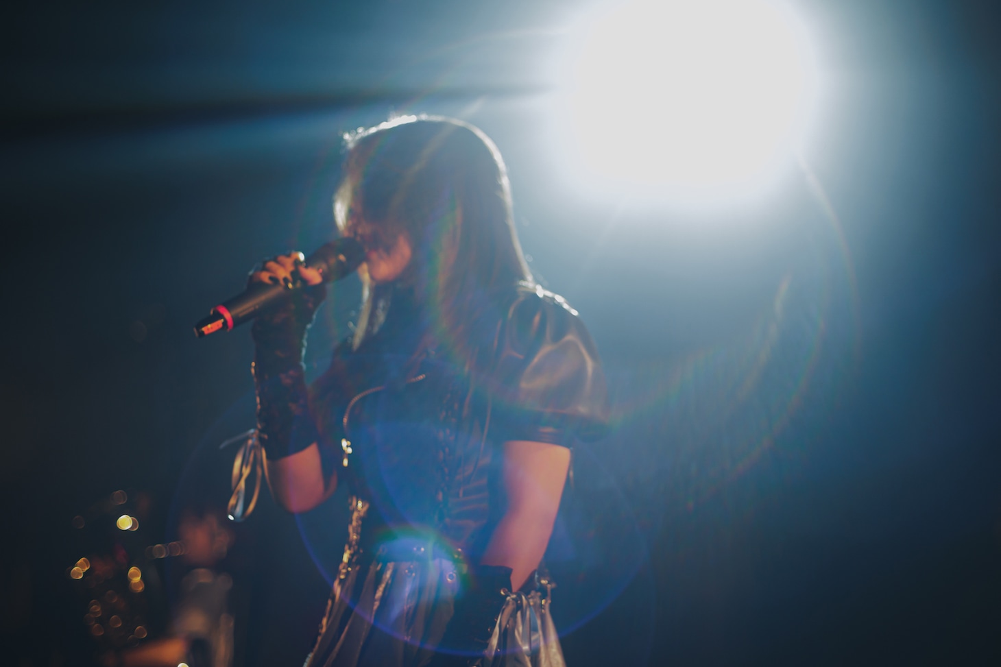 「もしも」を歌う愛佳（Vo / CiON）（撮影：ヨシモリユウナ）