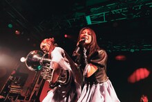お立ち台の上で隣り合うCiONの愛佳（Vo）と聖奈（Euph, Bass Tp）。（撮影：ヨシモリユウナ）