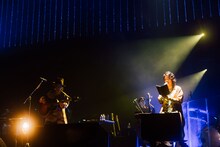 ハナレグミと内田也哉子のコラボの様子。（撮影：横山マサト）