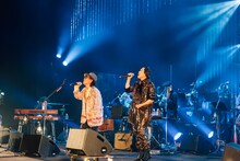 ハナレグミと中納良恵のコラボの様子。（撮影：横山マサト）